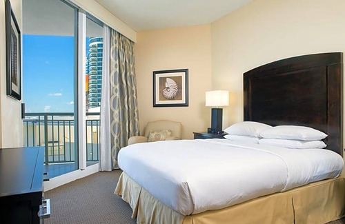 Sunny Isles Beach Hotel | 4-Star Hotel ∙ DoubleTree by Hilton Ocean Point Resort - North Miami Beach