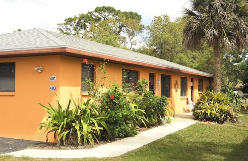 Laurel Villa | 401 Shore Rd - Spacious, Walk to Nokomis Beach/Casey Key, Wi-Fi, Pet Friendly