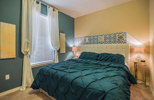 Trafalgar Village House | 4970 Trafalgar Village