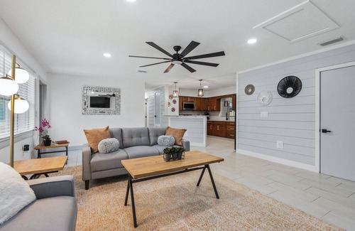 Palmetto House | 4BD 2BA near Anna Maria & downtown, private yard, RV/boat parking, sleeps 10