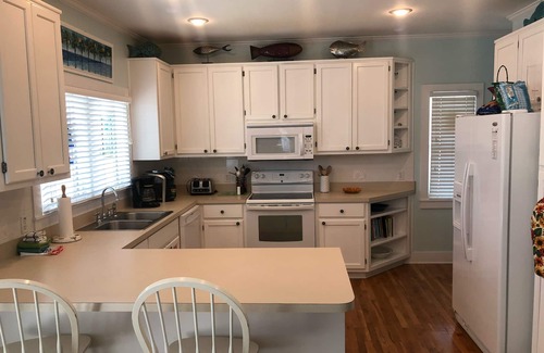 East End House | 5 min to Gulf beach. On bike path. Pvt htd pool. Boat parking. Great kitchen.