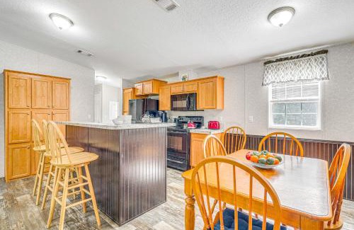 Citrus Springs House | 7 Mi to Crystal River Home with Yard and Fire Pit!
