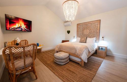 Fort Pierce Shores Hotel | #8 Queen Size Bedroom Near the Beach Pet Friendly