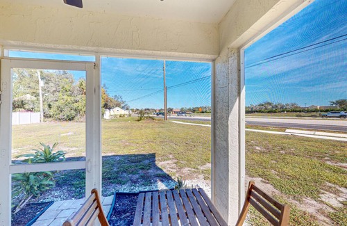 Bay Acres Condo | 88 m² Condo ∙ 2 bedrooms ∙ 6 guests