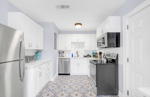 Southbank House | 917- Stylish, Pets OK, San Marco Near Hospitals