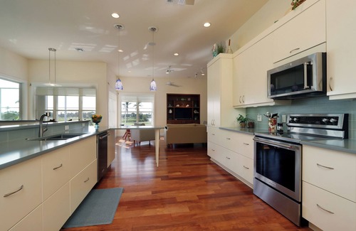 Beachview Country Club Estates House | A Luxurious and Spacious Retreat With Stunning Lake and Golf Course Views - Birdie Haven
