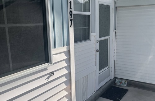 Sarasota House | Adorable 1/1 in coveted Sarasota Lakes available 6/1/24!