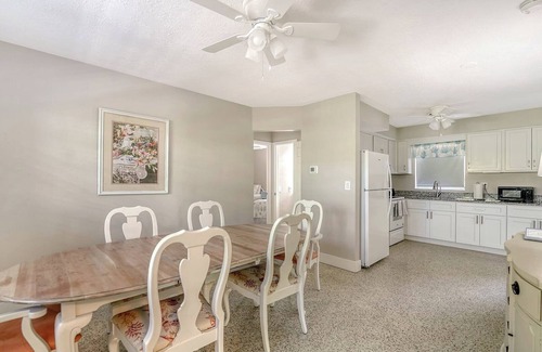 Anna Maria House | Adorable Cottage ONLY STEPS to Anna Maria Beach, No Roads to Cross! FREE WiFi.