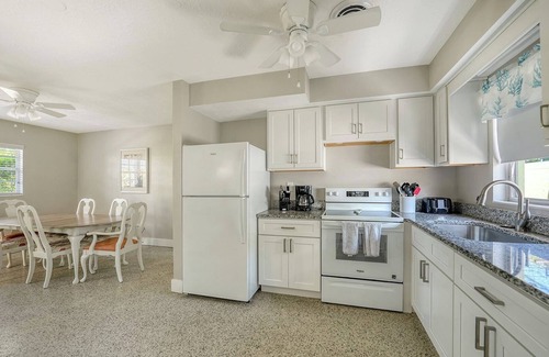 Anna Maria House | Adorable Cottage ONLY STEPS to Anna Maria Beach, No Roads to Cross! FREE WiFi.
