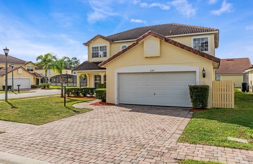 Lake Wilson Preserve House | Amazing 5 bedroom villa, private pool, free BBQ grill and more