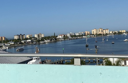 Mid Island House | AMAZING RATES & RAVE REVIEWS! Stunning private pool! 3min walk to the Beach 🏖