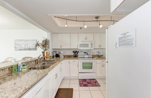 Bradenton Beach Condo | Anna Maria Island Beach Sands 203-Private Beach Access-Free Wi-Fi-Heated Pool