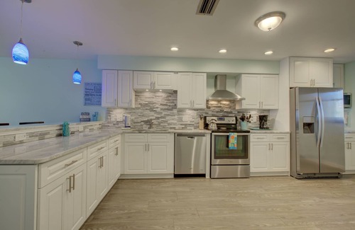 Bradenton Beach Condo | Anna Maria Island Retreat-Beach One Minute Walk-Heated Pool-Free Wi-Fi-Dock-Surr