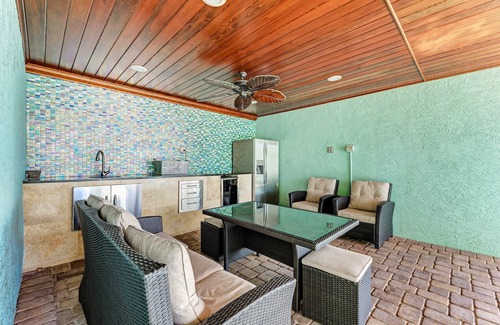 Bradenton Beach House | Anna Maria Island Beach Palace-Private Pool-Private Outdoor Kitchen-Free Wi-Fi