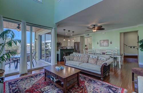 Bradenton Beach House | Anna Maria Island Beach Palace-Private Pool-Private Outdoor Kitchen-Free Wi-Fi