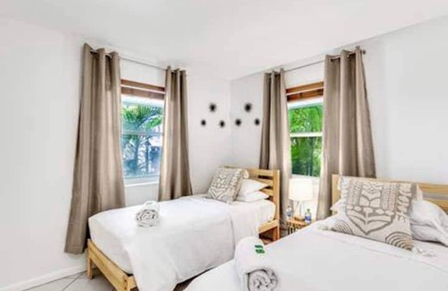 Singer Island Apartment | Apartment 1 block from beach and shops
