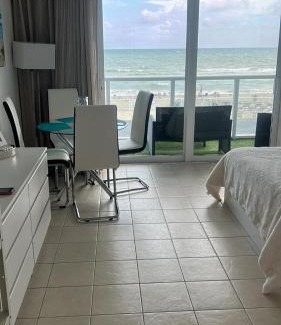 Sunny Isles Beach Apartment | Apartment View to the Beach Sunny Isles