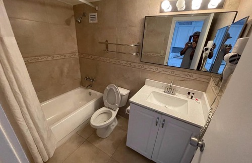 Sunny Isles Beach Apartment | Areia Azul Aparts Miami - ART Room at Marco Polo Beach Resort