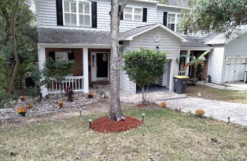 Lakewood House | Attractive Southside Townhome on goodbys lake
