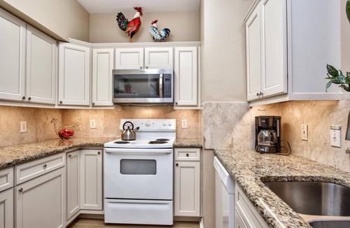 Clearwater Condo | AVALON - POOL VIEW IN A MODERN CONDO - Feel at Home and enjoy your stay