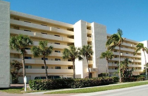 Vanderbilt Beach Condo | Bayshores - William Raveis Rentals