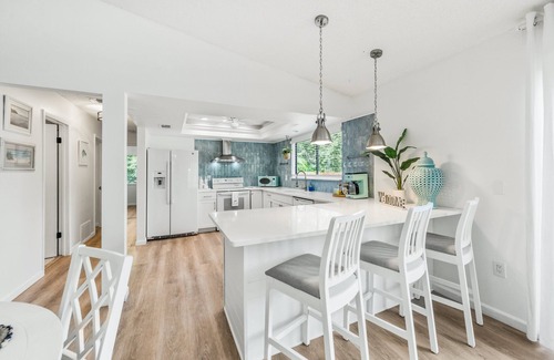 Ridge Wood Heights House | Beach & City Oasis: Moments from Siesta Key Beach