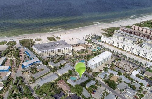 Siesta Key Hotel | Beach Club at Siesta Key Poolside D