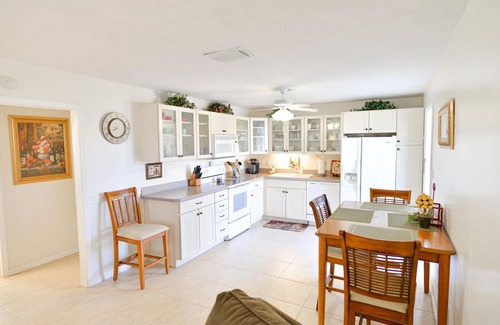 Naples Park House | Beach House: Bike to Beach, Shops, Food and Bars