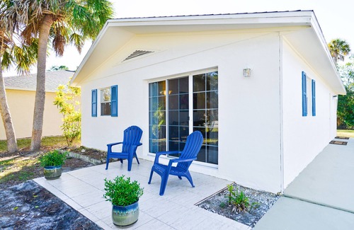 Naples Park House | Beach House: Bike to Beach, Shops, Food and Bars