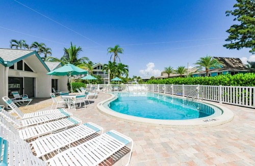 Holmes Beach House | Beachfront Coconuts by AMI Locals