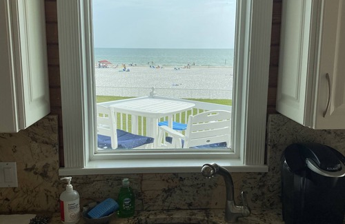 Sunset Reef House | Beachfront Iconic Lighthouse- Perfect Family Vacation!
