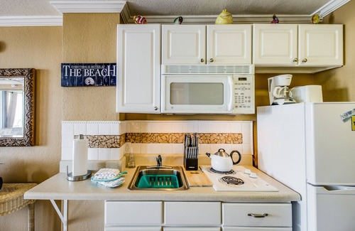 Lenox Park Apartment | Beachfront Studio with Balcony, Fitness Room, Pool & Hot Tub - Snowbirds Welcome