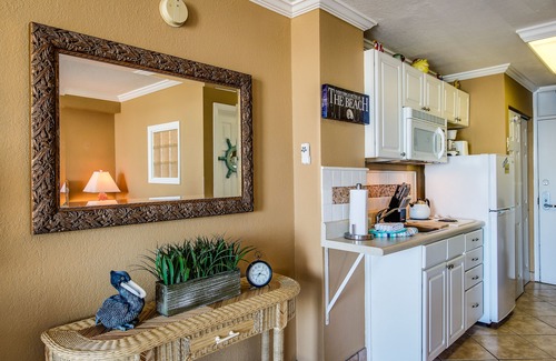 Lenox Park Apartment | Beachfront Studio with Balcony, Fitness Room, Pool & Hot Tub - Snowbirds Welcome
