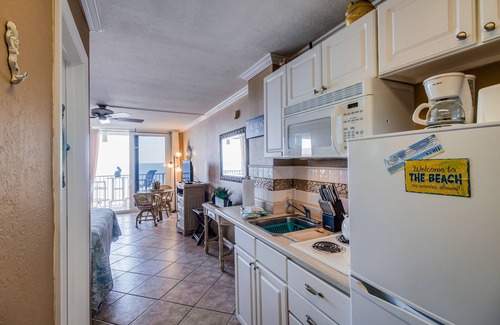 Lenox Park Apartment | Beachfront Studio with Balcony, Fitness Room, Pool & Hot Tub - Snowbirds Welcome