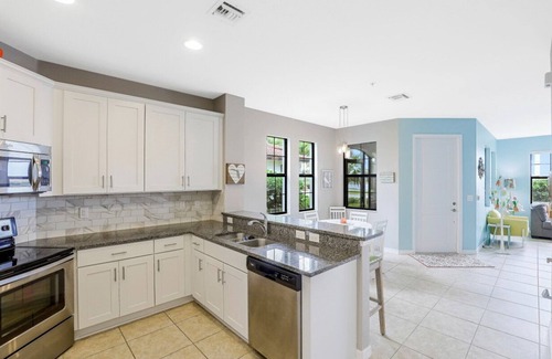 Naples Condo | Beachy condo in Artesia w/pool, gym & pickleball