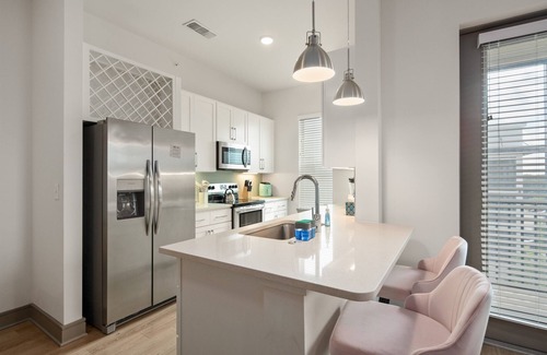 Naples Apartment | Beachy Dream 3BR/2BA w./Pool, Gym, and Theater