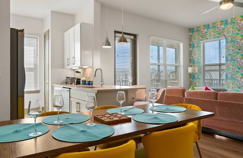 Naples Apartment | Beachy Dream 3BR/2BA w./Pool, Gym, and Theater