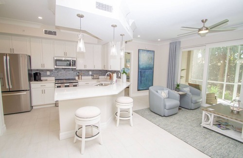 Naples Condo | Beautiful Coach Home Minutes from Marco Is.