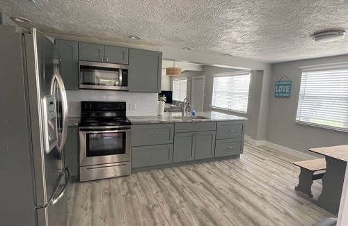 Overbrook Gardens House | Beautiful Coastal Home located within 2 miles to the beach!