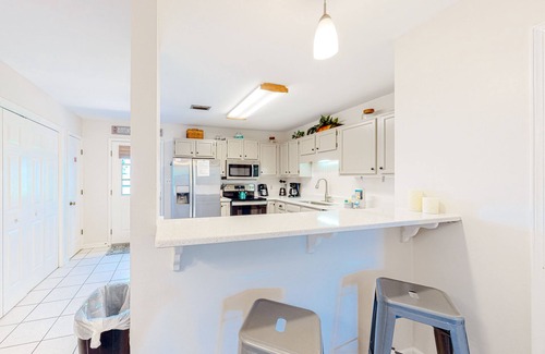 Miramar Beach Condo | Beautiful condo with WiFi, outdoor pool & easy beach access - snowbirds OK