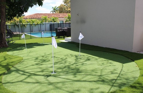 Victoria Park House | Beautiful Modern Beach Villa Large Heated Pool + Mini Golf + Fire Pit Nightlife