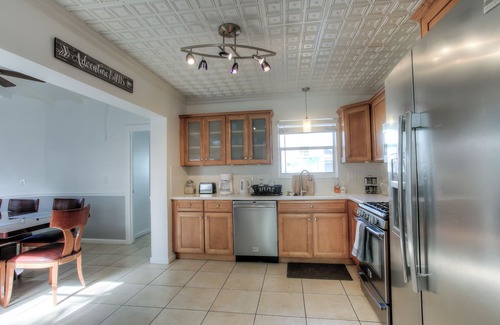 Parkside House | Beautiful Private Oasis 7 Bedrooms 5 Bathrooms with Pool. fully private