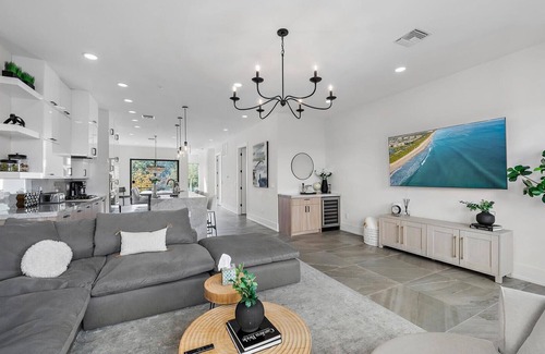 Downtown House | Bella Vista Uptown~Rooftop Hot Tub~10min to Beach