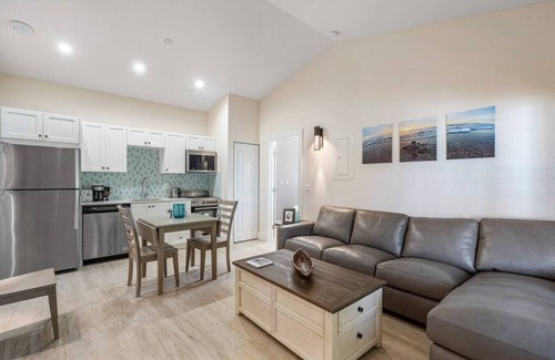 Singer Island Apartment | Bermuda Bungalows #3 🌴🏄‍♀️Quick Walk to Public Beach 🏊🩴Pool/Spa On-Site 🏖️🌅Downtown Singer Island 🌊😎Walk to Restuarants, Bars, Shops 🐬🌞Free On-Site Parking!
