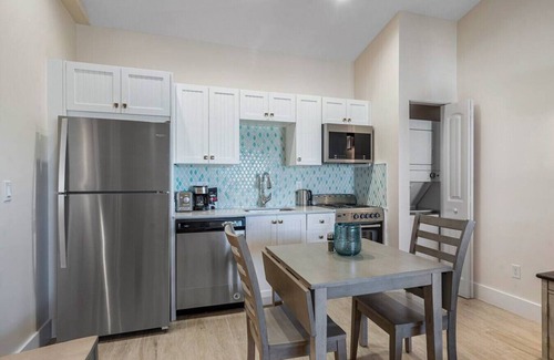 Singer Island Apartment | Bermuda Bungalows #5 🌴🏄‍♀️Quick Walk to Public Beach 🏊🩴Pool/Spa On-Site 🏖️🌅Downtown Singer Island 🌊😎Walk to Restuarants, Bars, Shops 🐬🌞Free On-Site Parking!