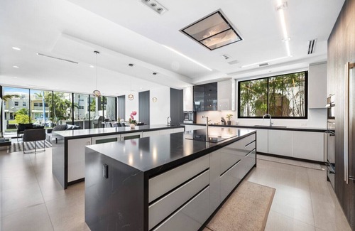 Coral Ridge House | Boardwalk Mansion Lauderdale Private Pool, Hot Tub, Mini-Golf & Guest House