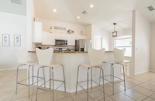 Central Naples House | Briarwood Newly decorated; Jan.2025 Discounted; heated pool, lake view, w/outdoor lanai space & TV
