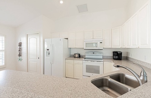 Central Naples House | Briarwood: Updated Heated Pool/Spa Home w/Lake Views from Lanai & Living Room!
