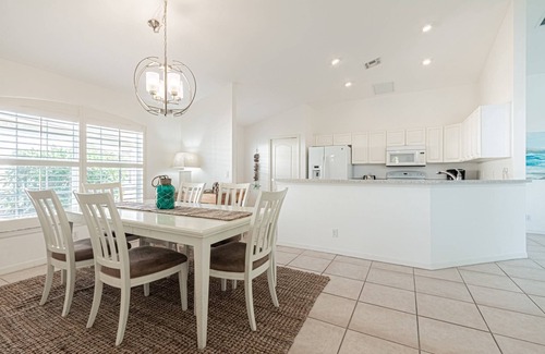 Central Naples House | Briarwood: Updated Heated Pool/Spa Home w/Lake Views from Lanai & Living Room!