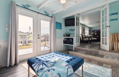 Flamingo Bay Cottage | Cabin ∙ 3 bedrooms ∙ 6 guests